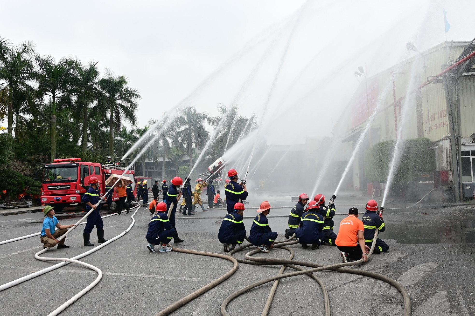 Nhiều lực lượng phối hợp diễn tập phương án PCCC và CNCH tại Công ty CP đầu tư sản xuất và TM Tuấn Anh